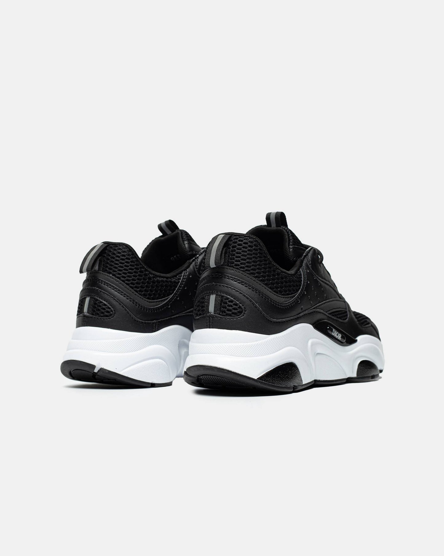 B22 black white