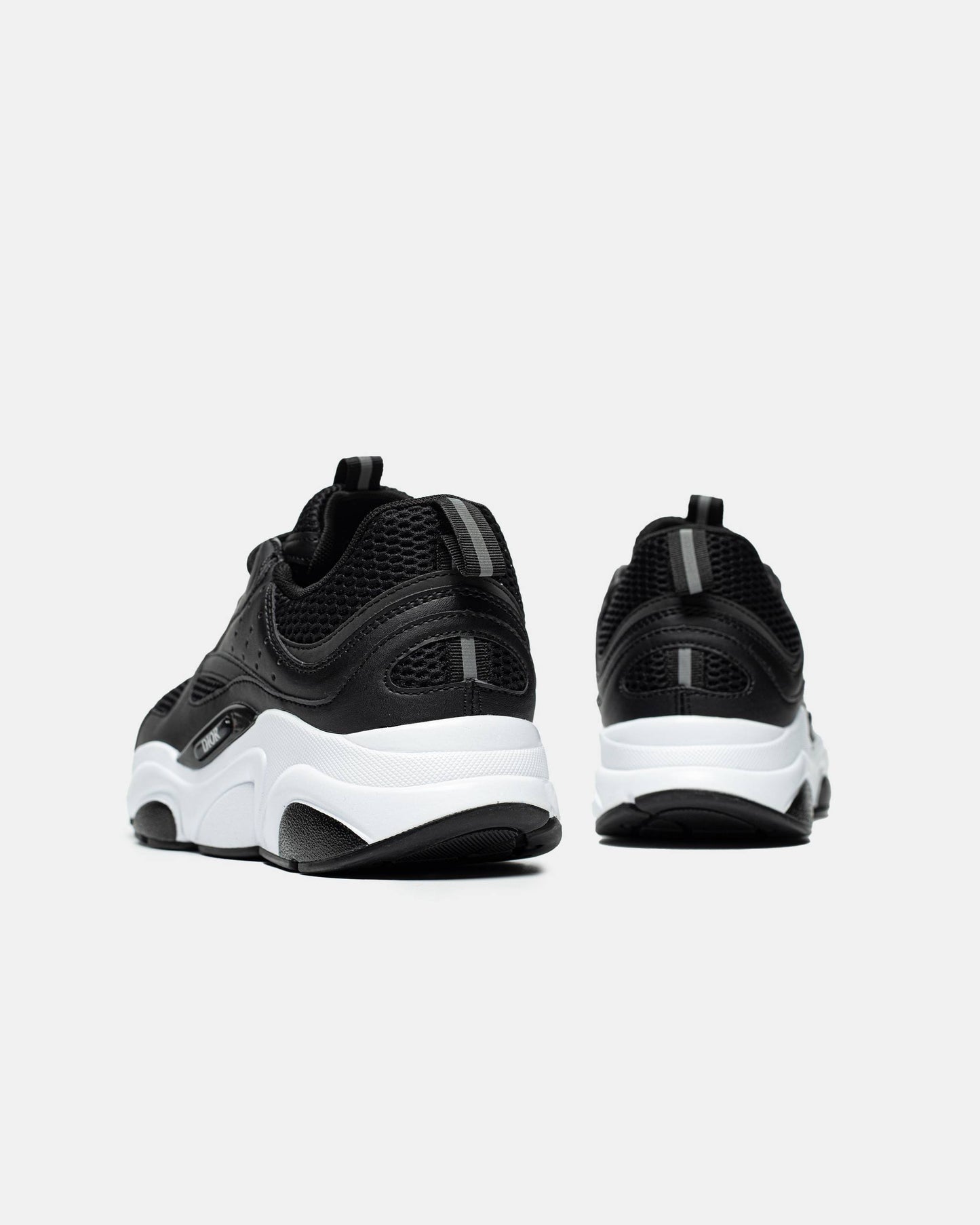 B22 black white